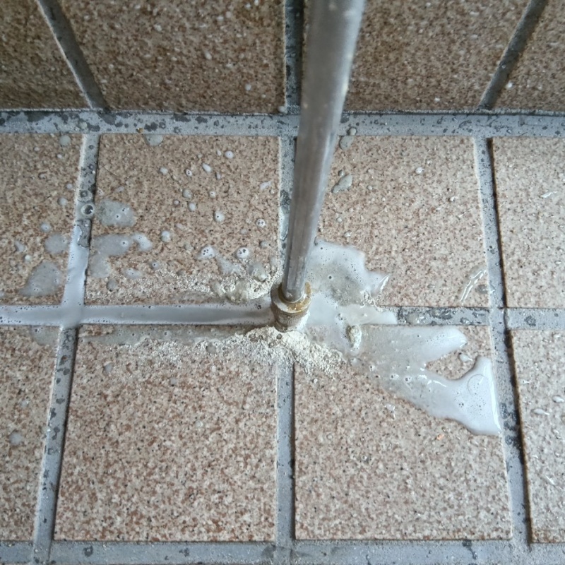 地面にシロアリ駆除剤を注入