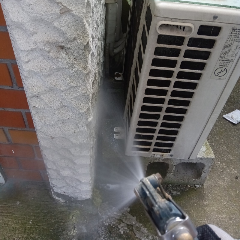 建物の外周にシロアリ駆除剤を散布