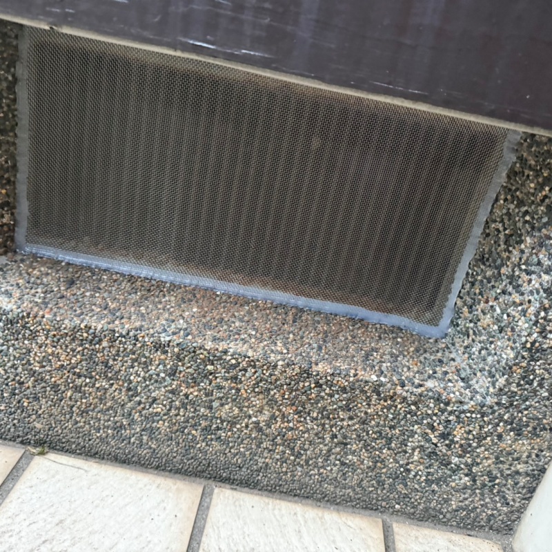 床下換気口をネットとパテで封鎖
