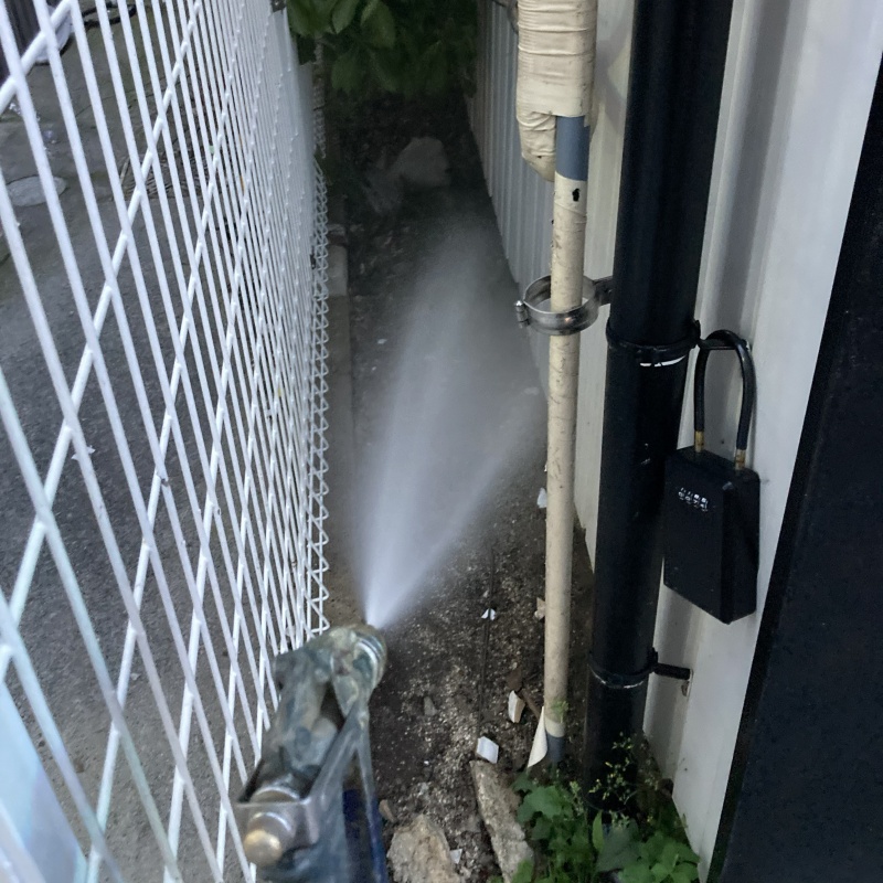 建物周りの土壌にシロアリ駆除剤を散布