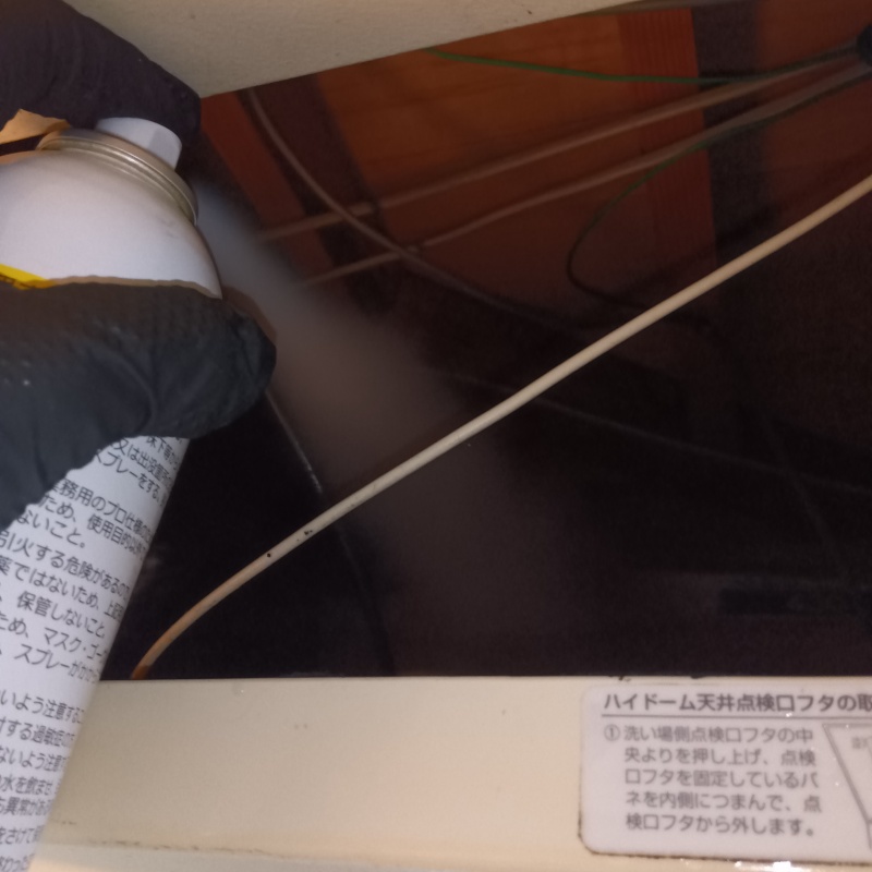 天井裏に忌避剤をスプレー