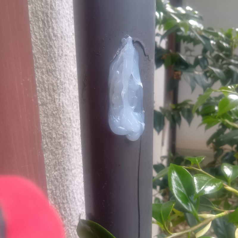 配管の穴をパテで封鎖