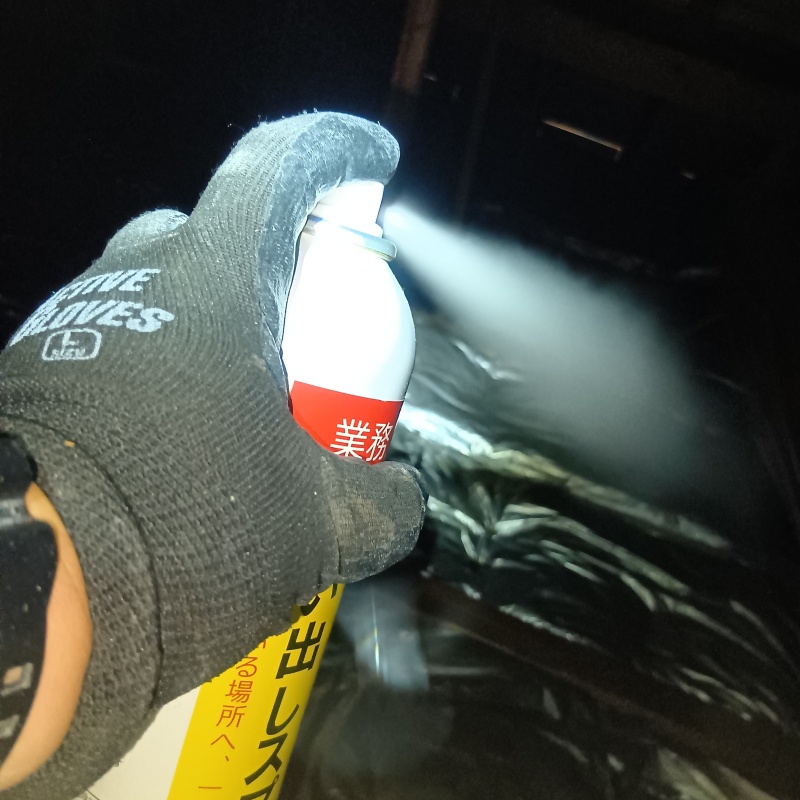 天井裏に忌避剤をスプレー