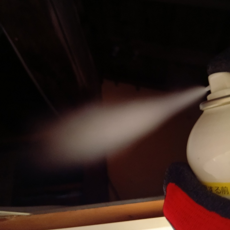 天井裏に忌避剤をスプレー
