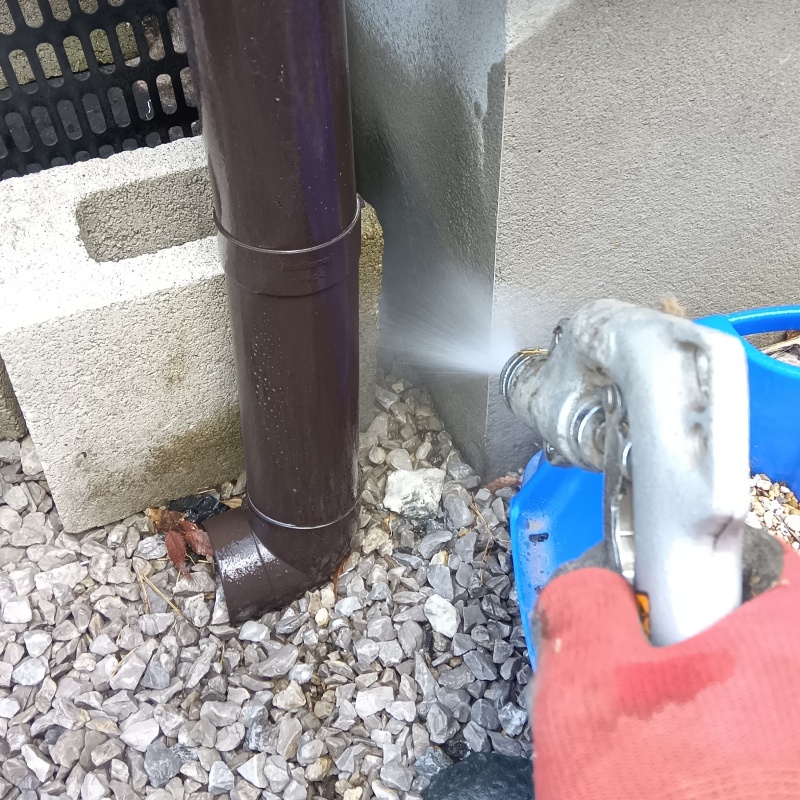 建物の外周に防蟻剤を散布