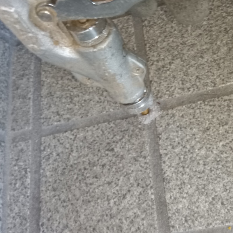 床に防蟻剤を注入