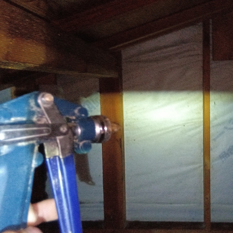屋根裏に防蟻剤を散布