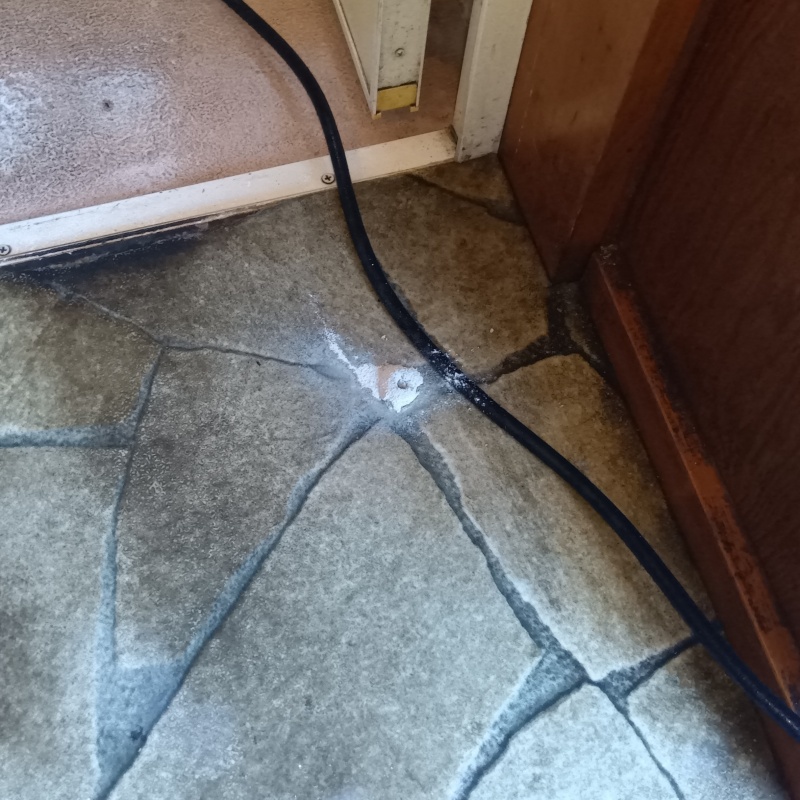 開けた穴を修復した様子