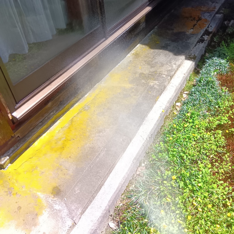 建物の外周にシロアリ駆除剤を散布