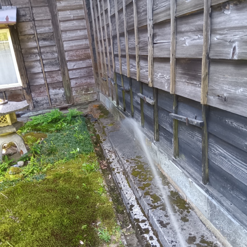 建物の外周にシロアリ駆除剤を散布