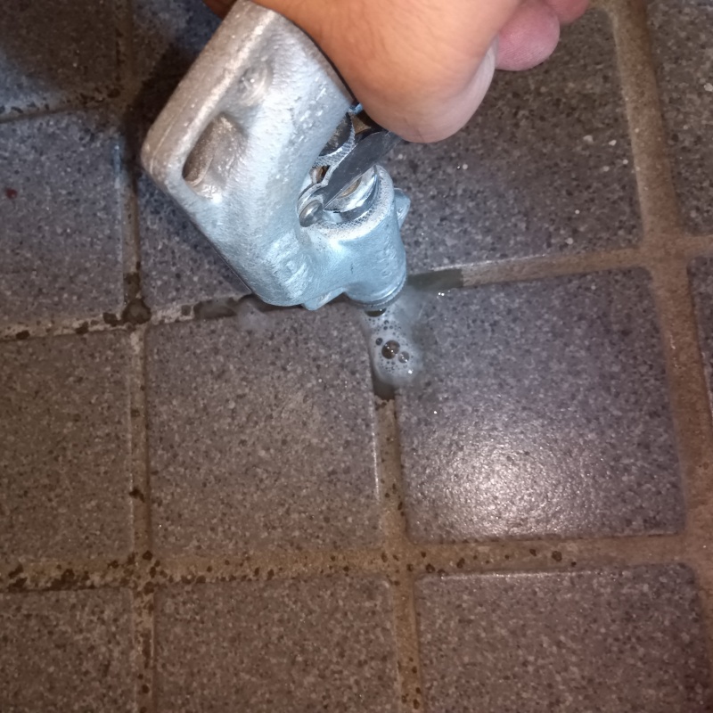 床にシロアリ駆除剤を注入