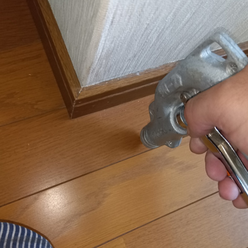 床にシロアリ駆除剤を注入