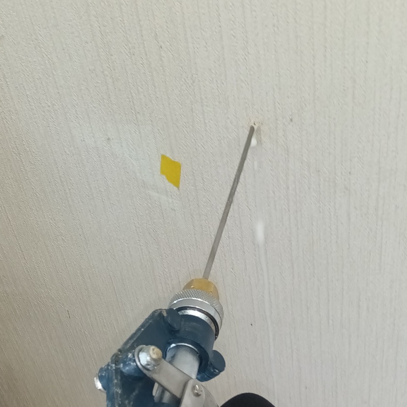 壁にシロアリ駆除剤を注入