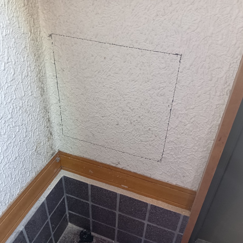壁に切り込みを入れた様子