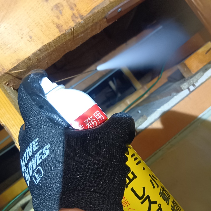 天井裏に忌避剤をスプレー