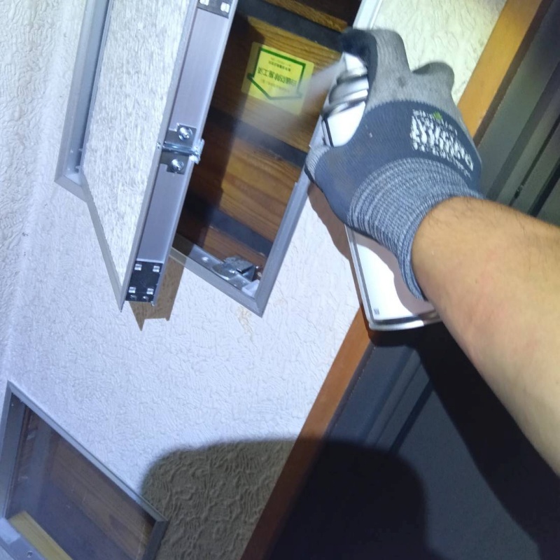 点検口から殺虫剤をスプレー