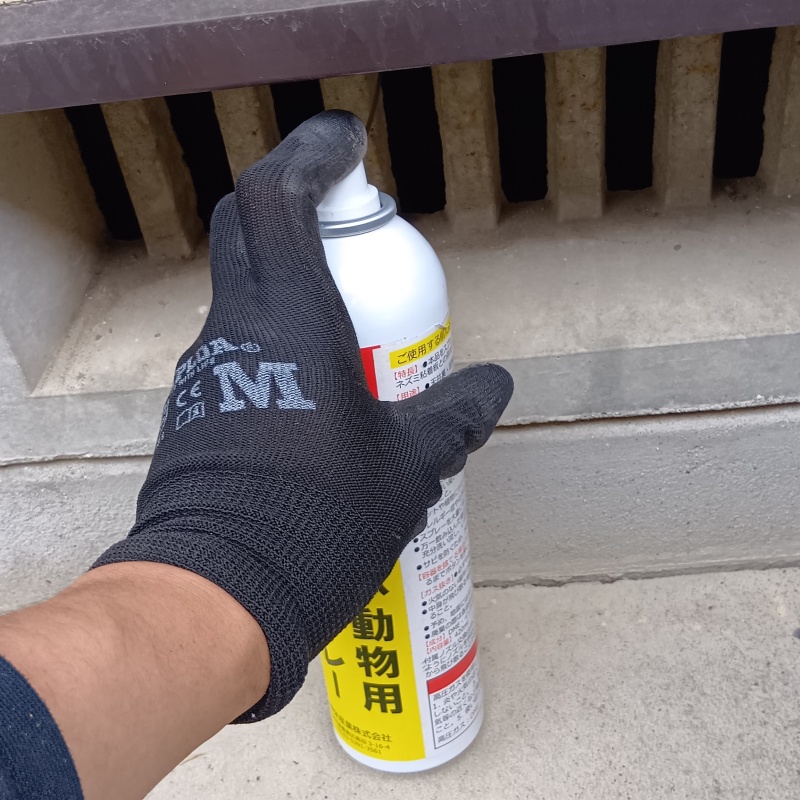 床下換気口から忌避剤をスプレー