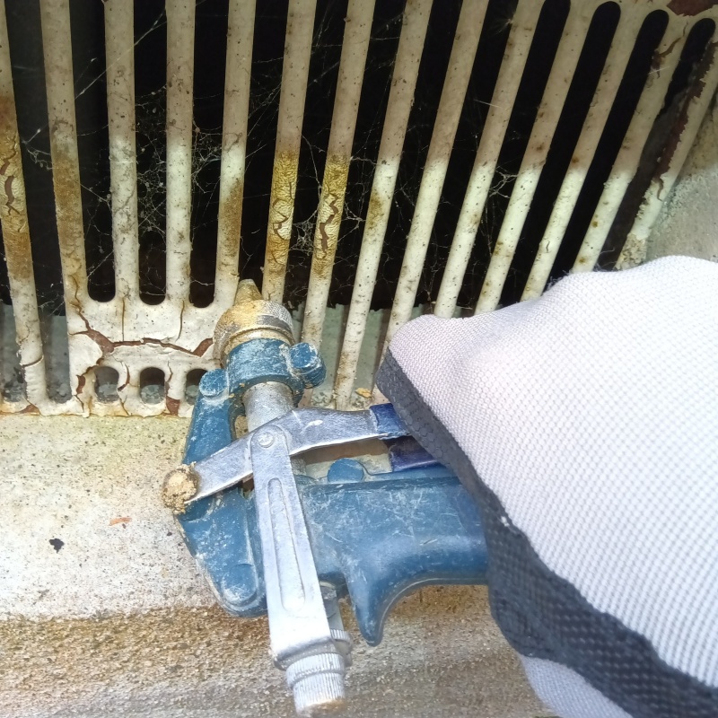 床下換気口から土壌へシロアリ駆除剤を散布