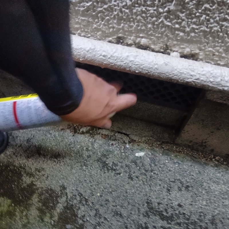 床下換気口から忌避剤をスプレー