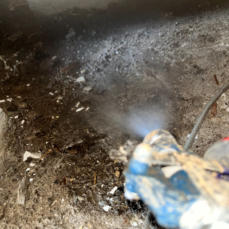 地面にシロアリ駆除剤を散布