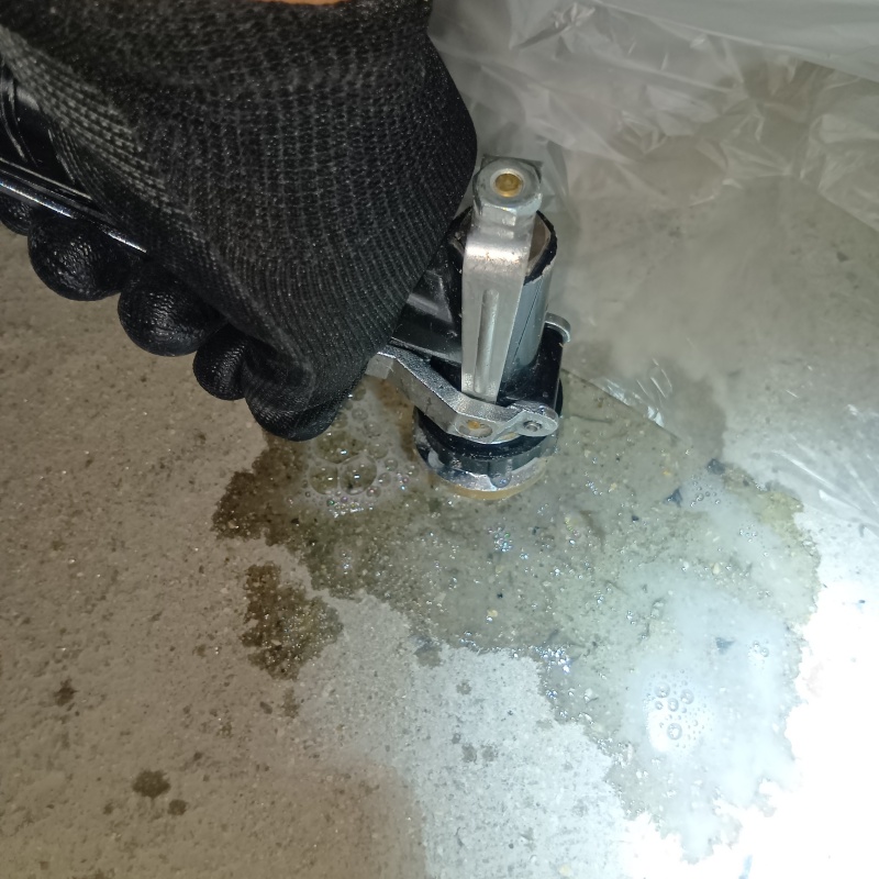 ガレージの床にシロアリ駆除剤を注入