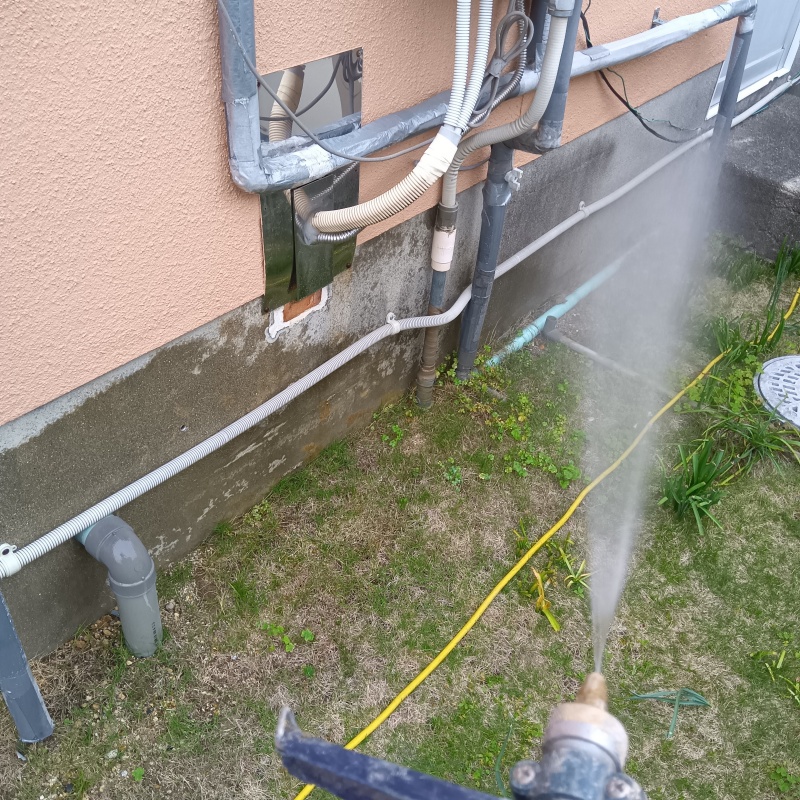 建物の外周にシロアリ駆除剤を散布