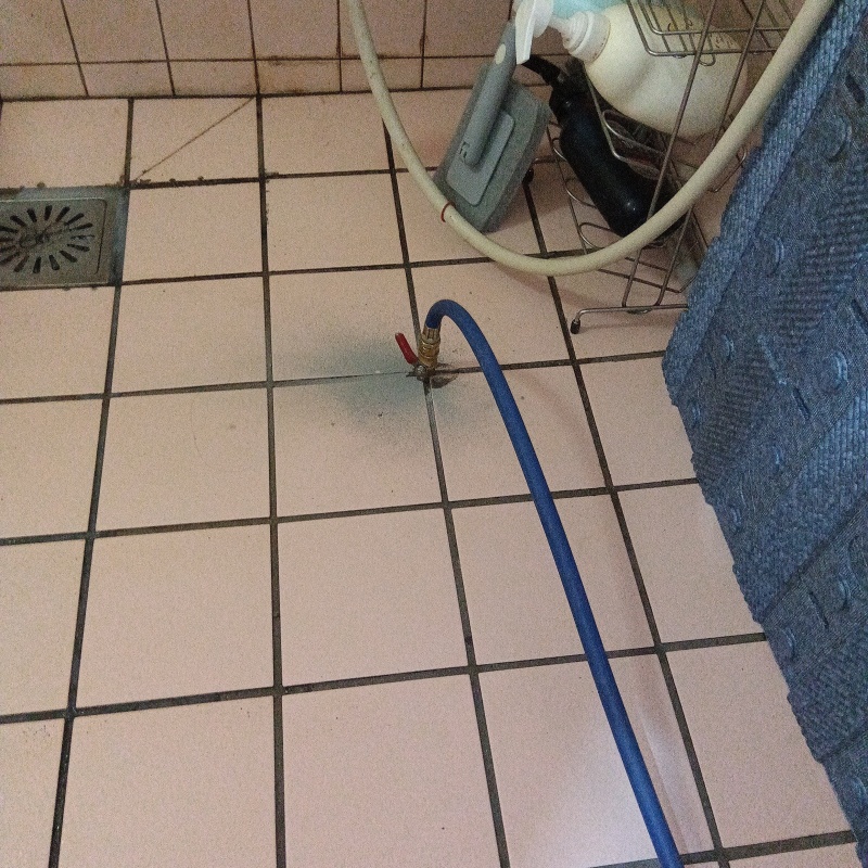 床にシロアリ駆除剤を注入