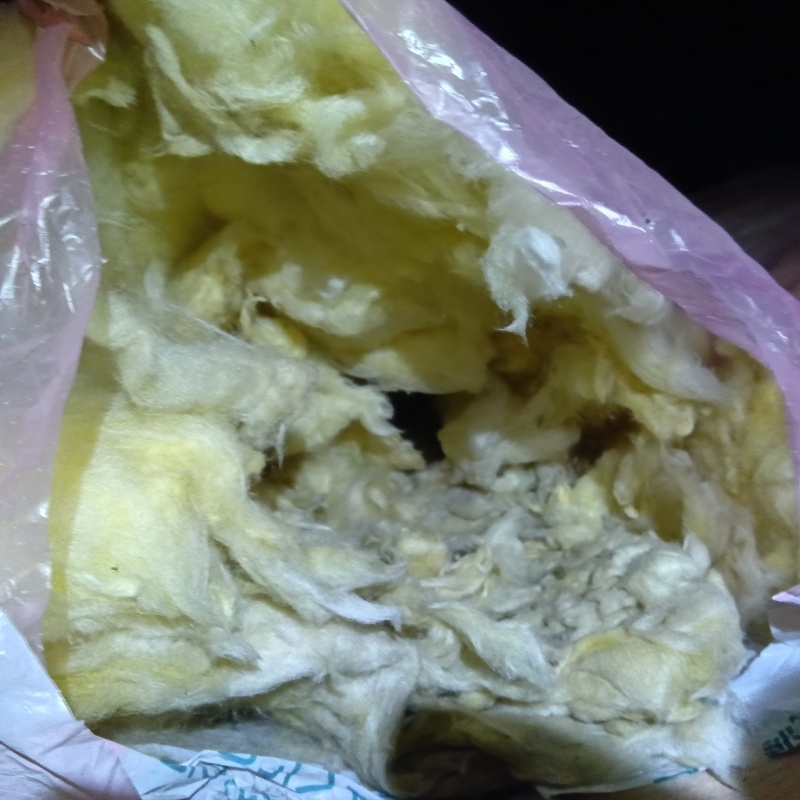 汚れた断熱材
