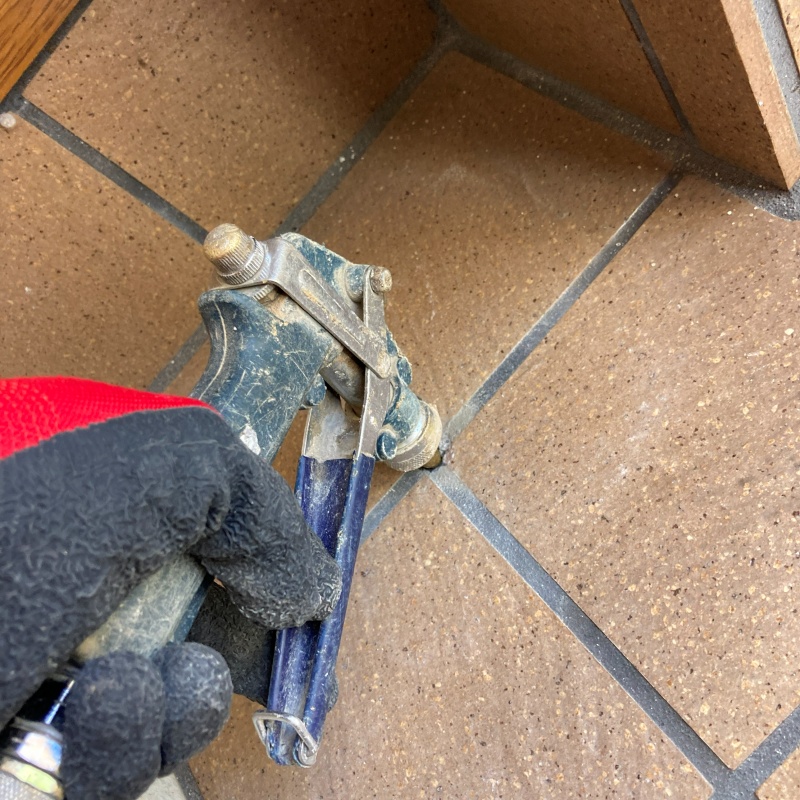 床に防蟻剤を注入