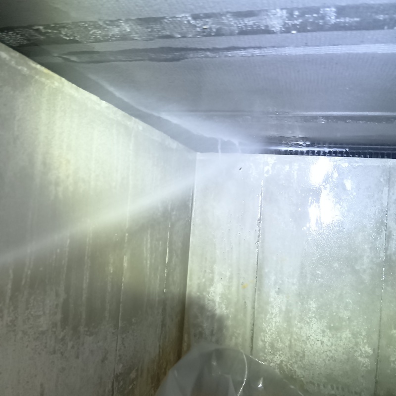 床下の木材に防蟻剤を散布
