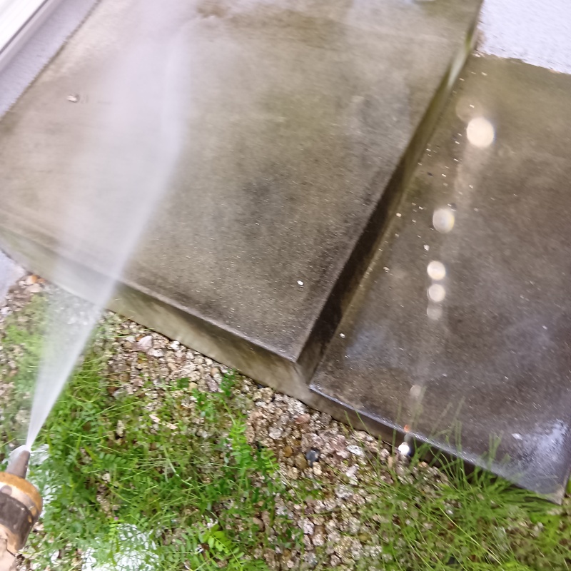 建物の外周に防蟻剤を散布