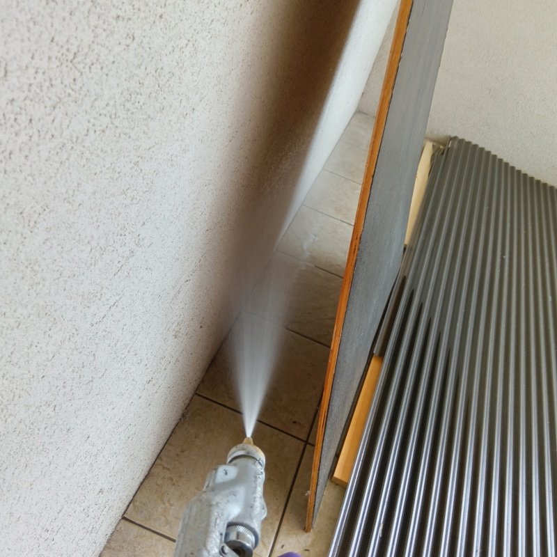 建物の外周にシロアリ駆除剤を散布