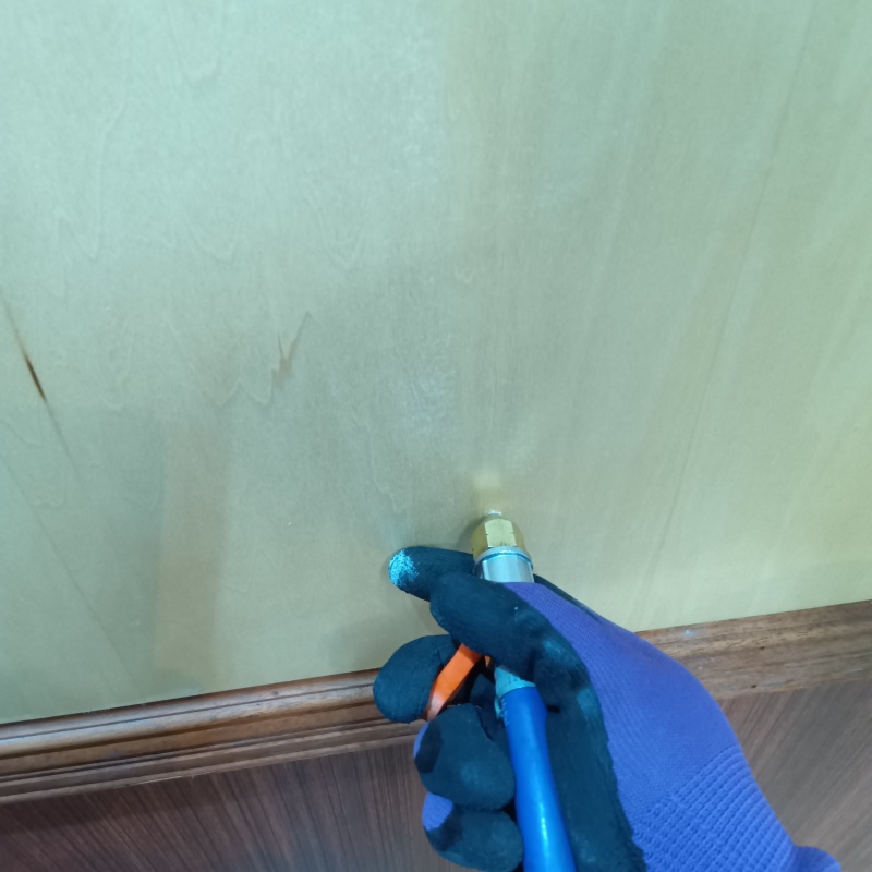 壁にシロアリ駆除剤を注入
