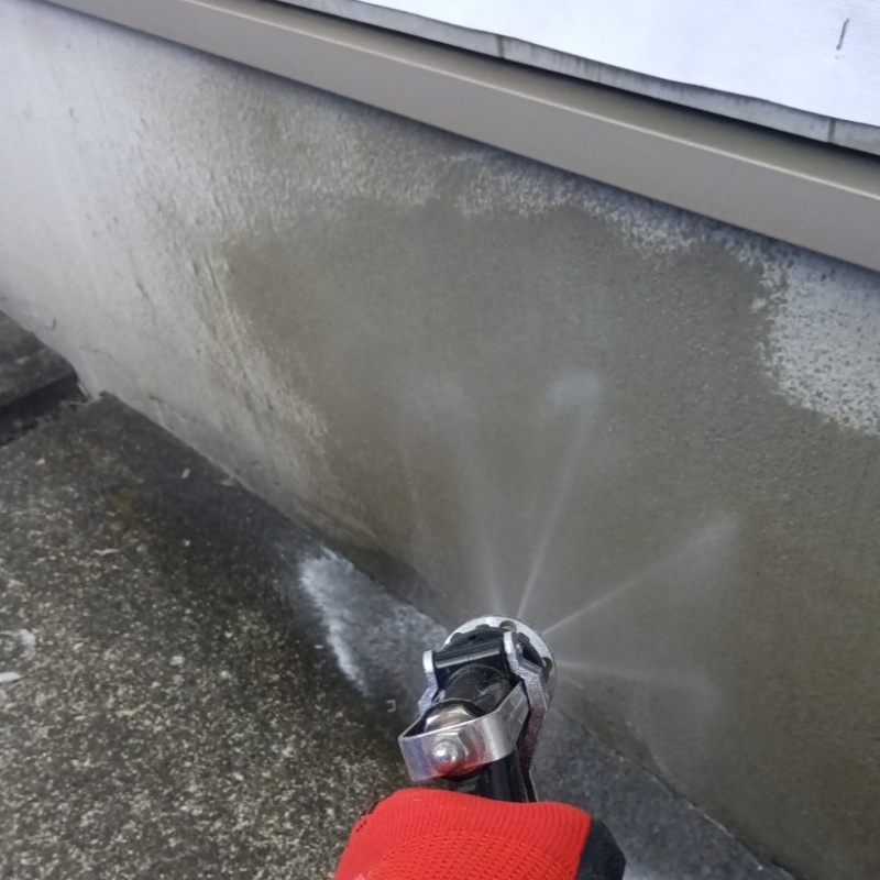 建物の外周に防蟻剤を散布