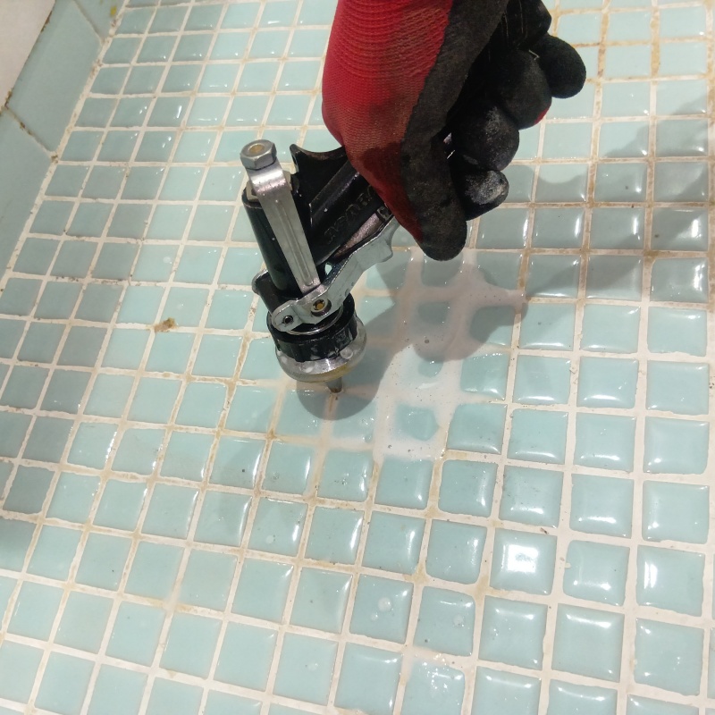 床にシロアリ駆除剤を注入
