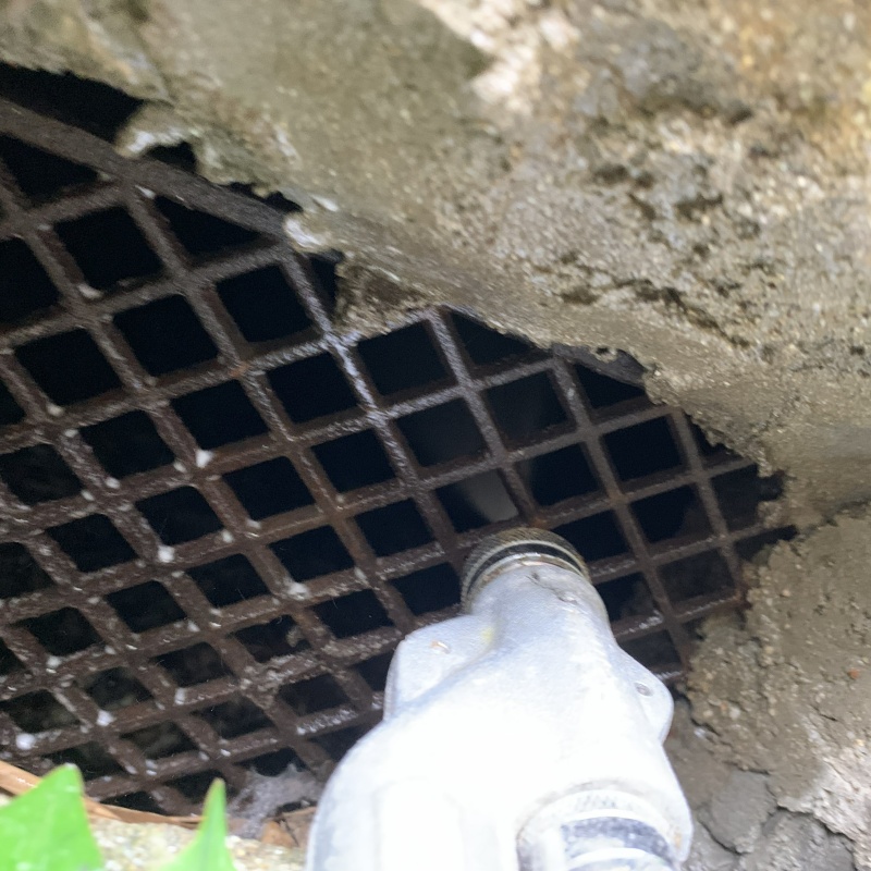 床下換気口からシロアリ駆除剤を散布