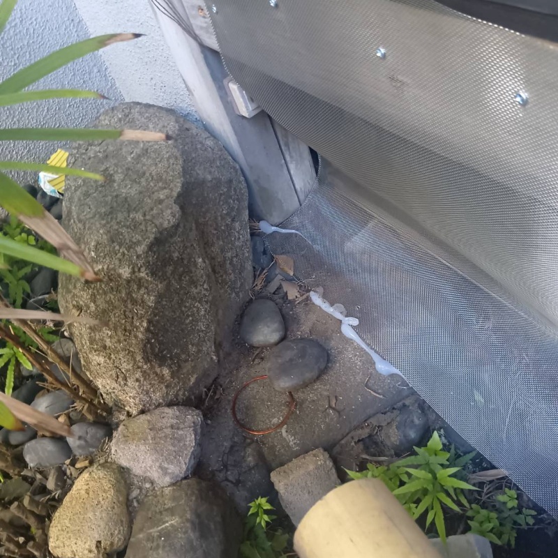 建物の外周にネットを設置