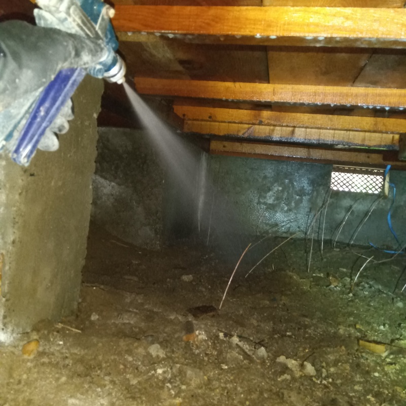 床下の地面にシロアリ駆除剤を散布