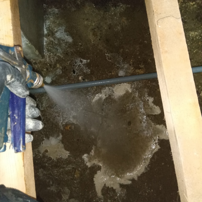 床下の地面にシロアリ駆除剤を散布