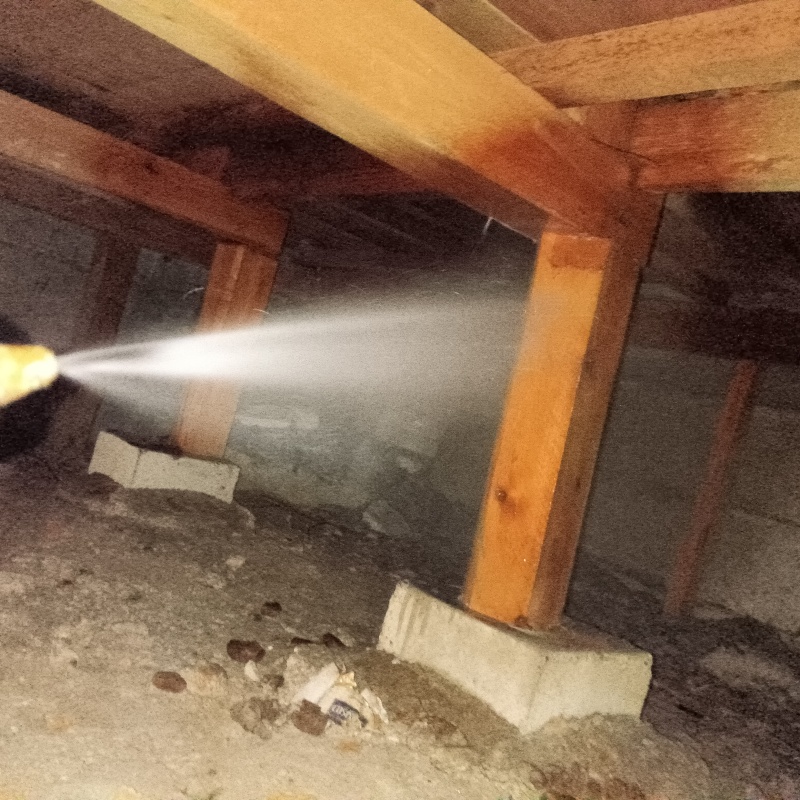 床下の木材にシロアリ駆除剤を散布