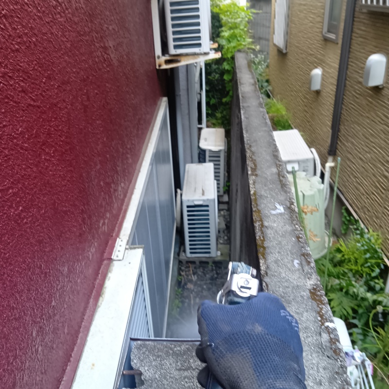 建物の外周にシロアリ駆除剤を散布