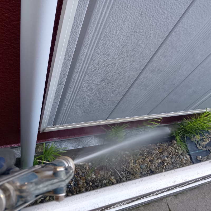 建物の外周にシロアリ駆除剤を散布