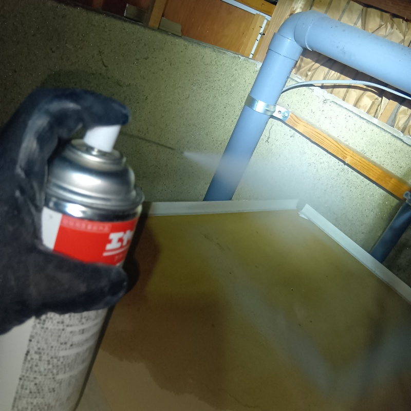天井裏に殺虫剤をスプレー