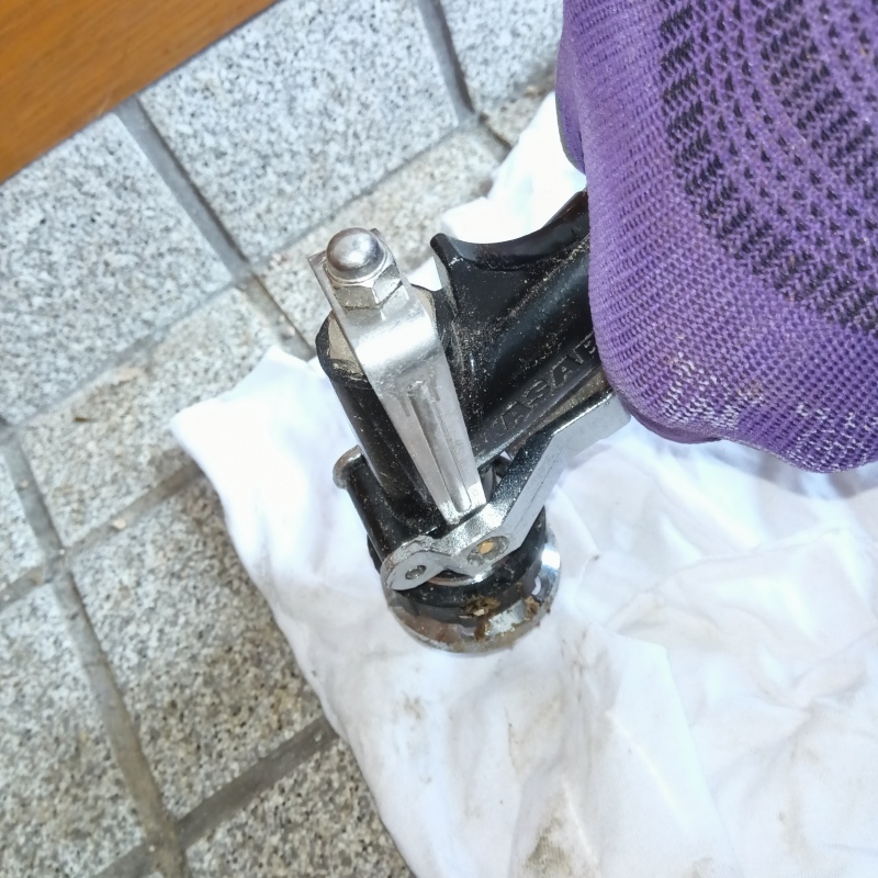 床に防蟻剤を注入