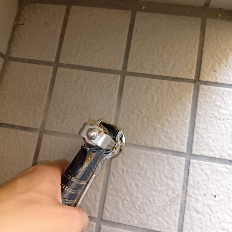 床に防蟻剤を注入