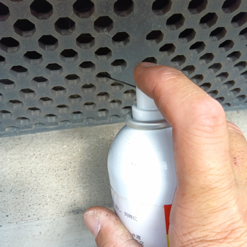 床下換気口から忌避剤をスプレー