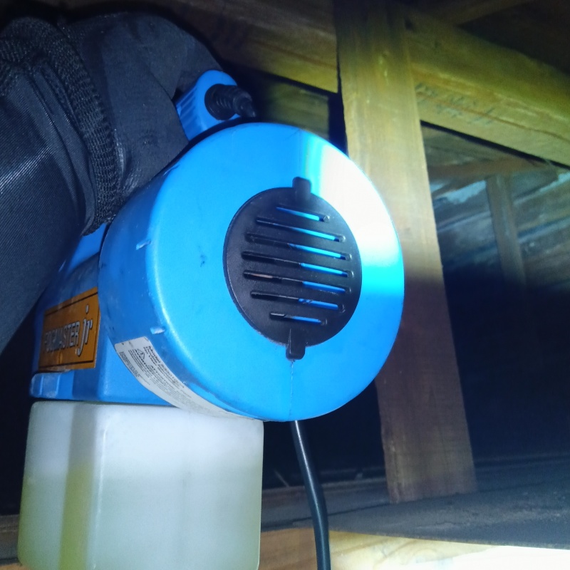 噴霧器で除菌・消臭剤を散布