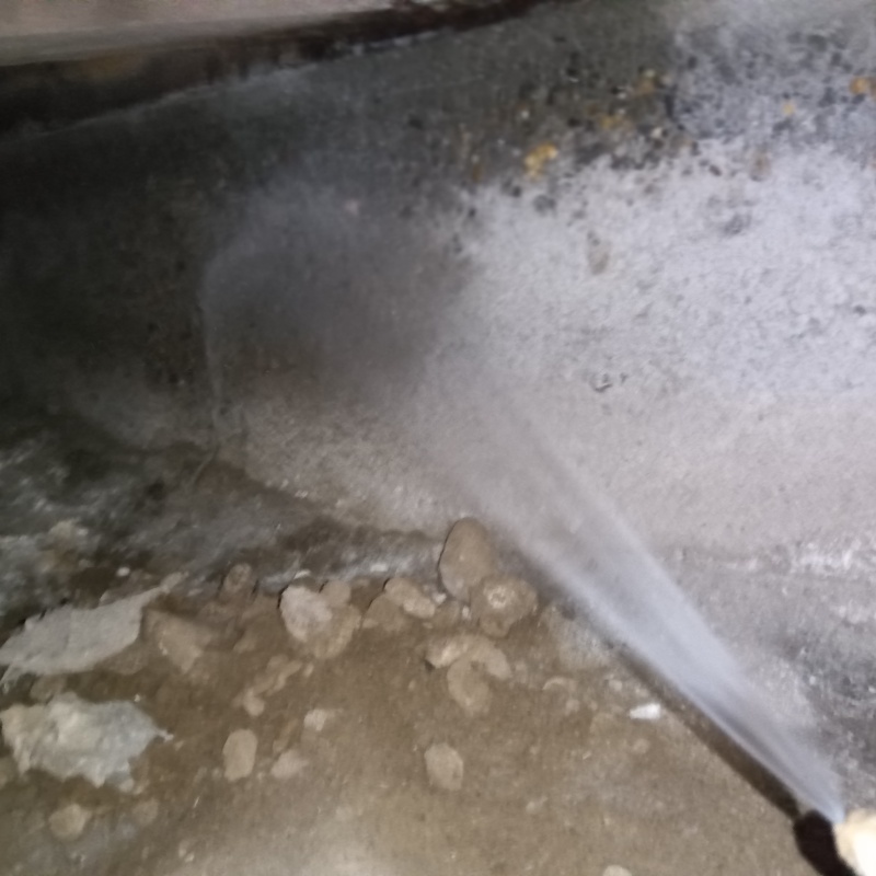 床下の地面にシロアリ駆除剤を散布
