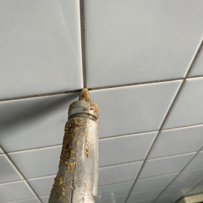 壁にシロアリ駆除剤を注入