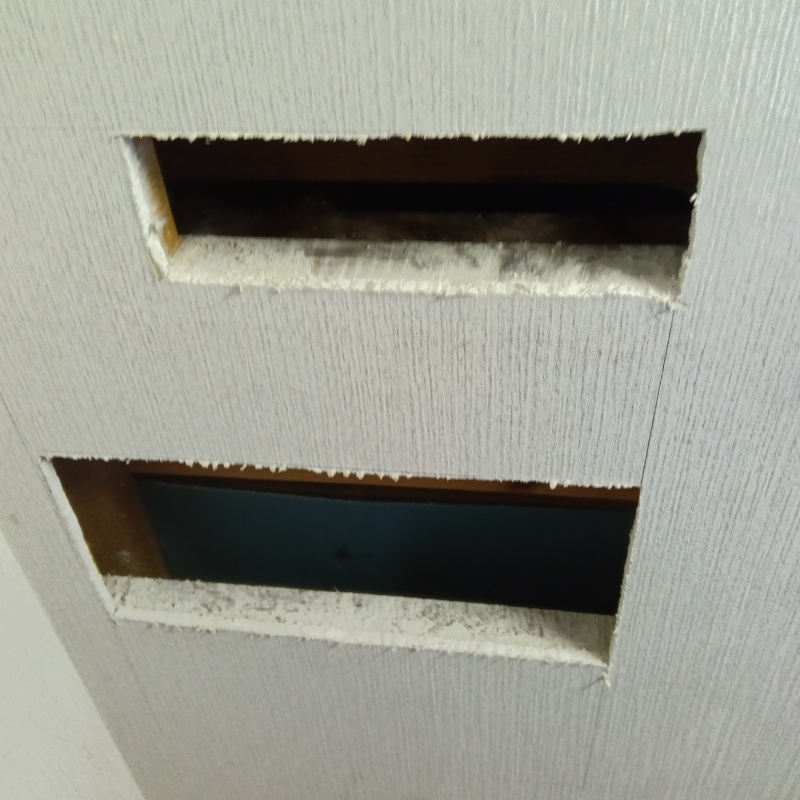 壁に開口部を設けた様子